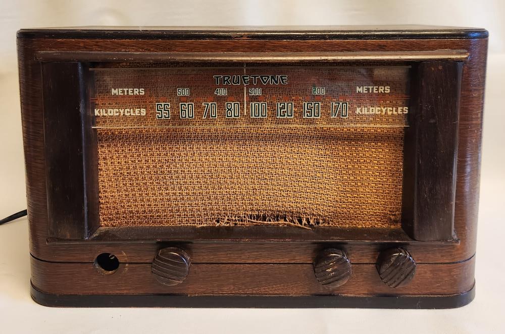 Truetone Model D2923 Tabletop Tube Radio (1 of 11)