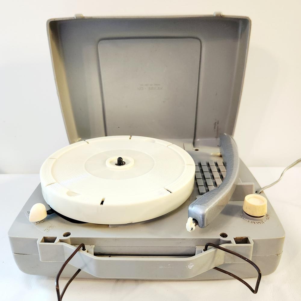 Vintage Portable Record Player (1 of 5)
