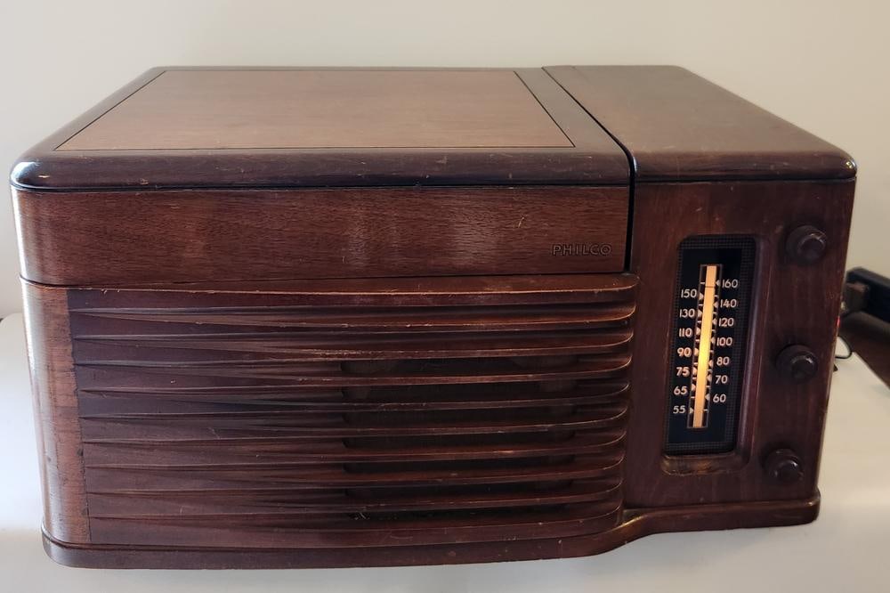 Philco Model 46-1203 Radio-Phonograph Combination Console (1 of 13)