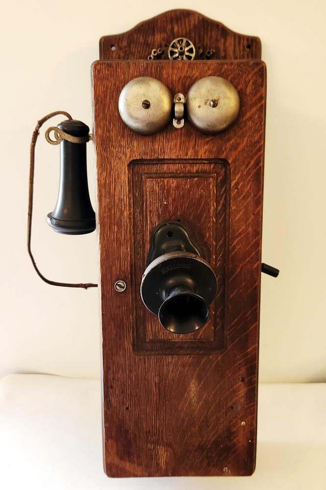 Antique Oak Wall-Mounted Magneto Telephone Kellogg and Chicago Telephone Supply Co. (1 of 14)