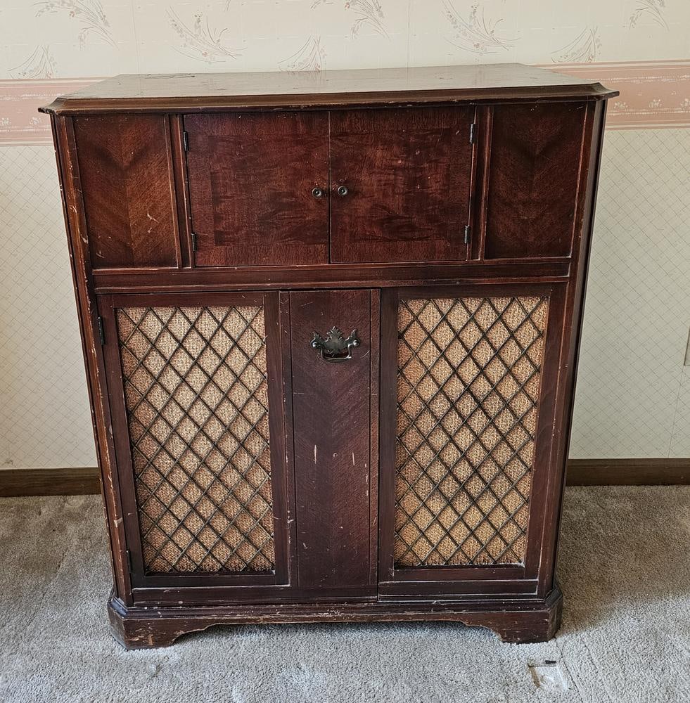 Wards Airline Phono-Combination Console Radio and Record Player, Article No. 62-2711: A mid-century Wards Airline phono-combination console, Article No. 62-2711, distributed by Montgomery Ward. The unit features a wood-veneered cabinet housing an integrated AM/FM/shortwave radio and a