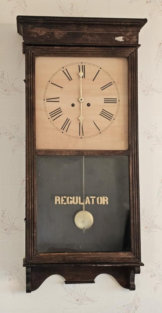Sessions Clock Co. Oak Regulator Wall Clock (1 of 8)