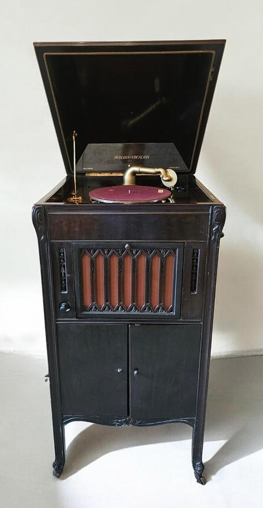 Aeolian-Vocalion Style 700 Floor-Standing Phonograph (1 of 13)