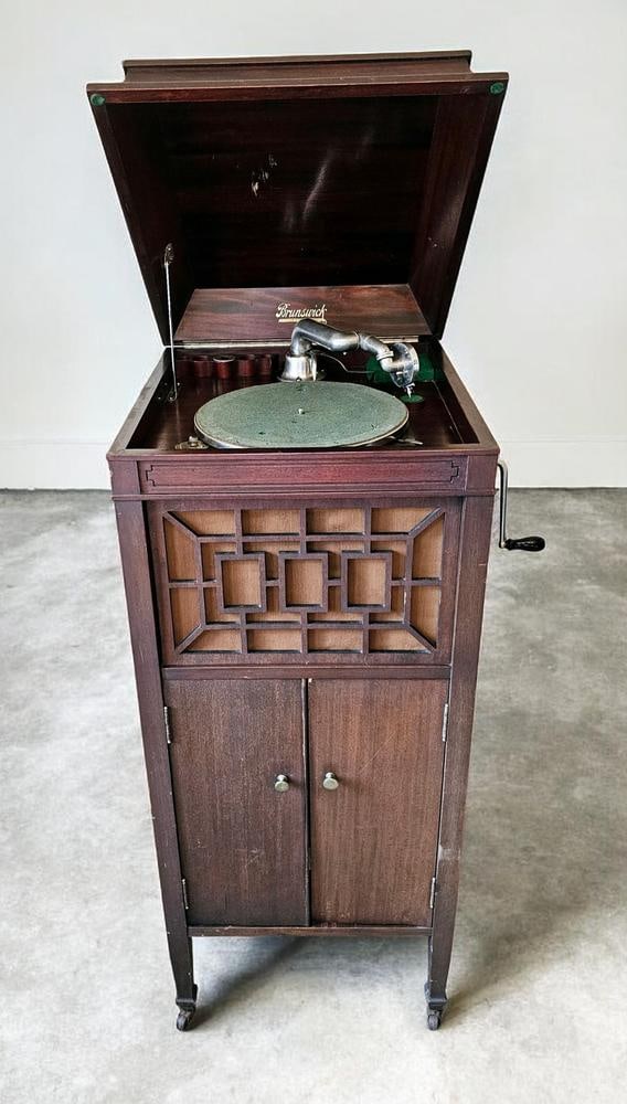Brunswick-Balke-Collender Co. Floor Model Disc Phonograph (1 of 14)