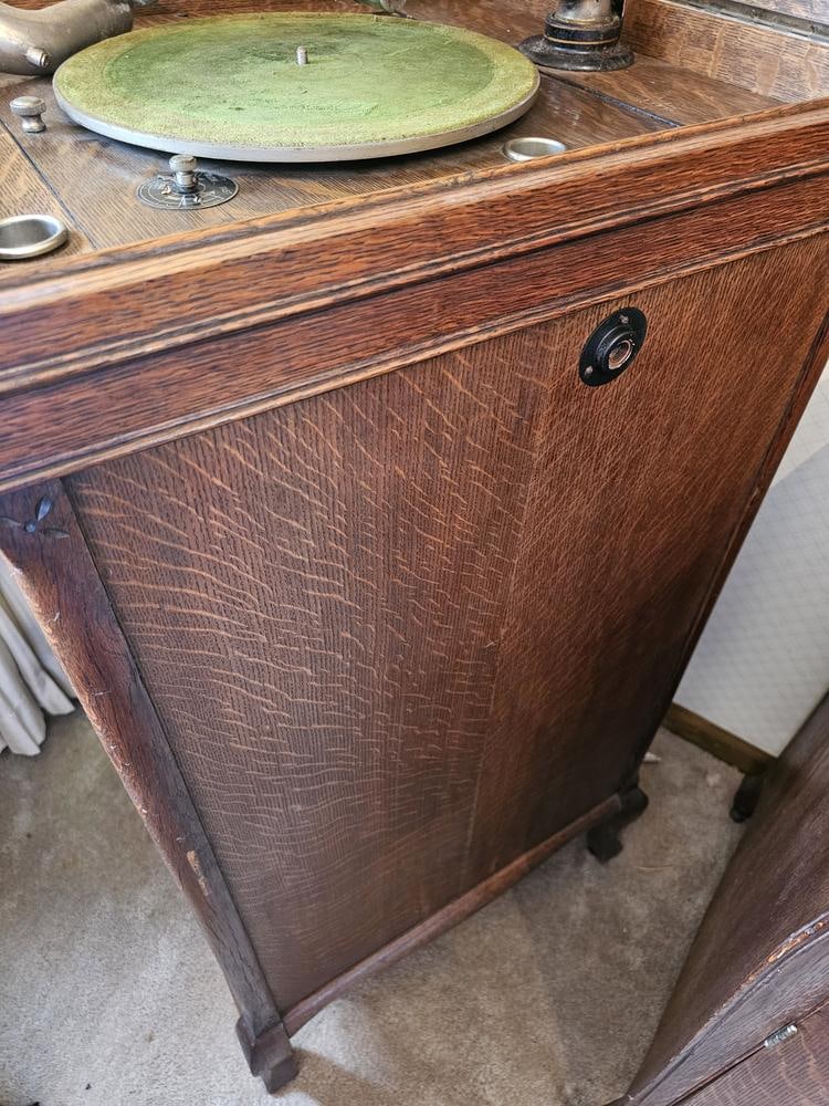 A Mandel Floor-Standing Phonograph - 9