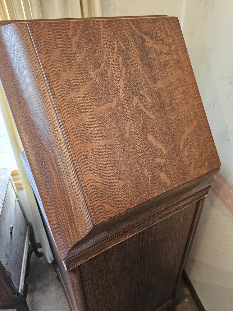 A Mandel Floor-Standing Phonograph - 11