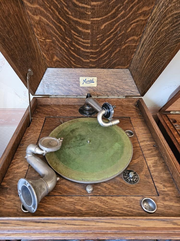 A Mandel Floor-Standing Phonograph - 4