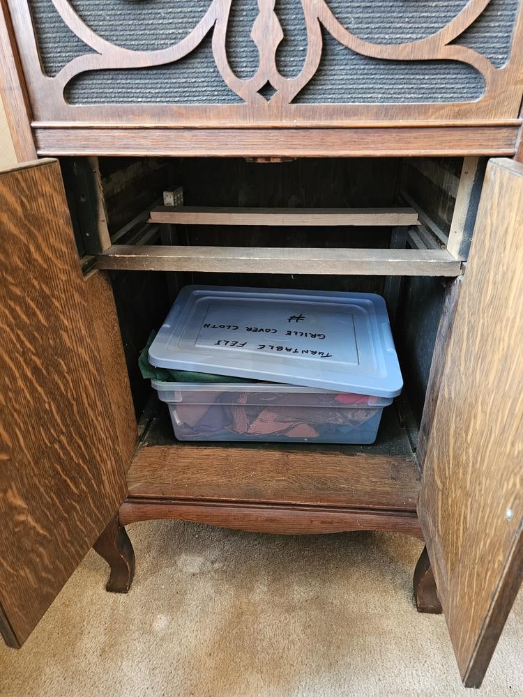 A Mandel Floor-Standing Phonograph - 7