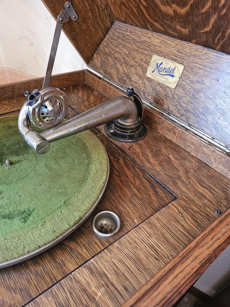 A Mandel Floor-Standing Phonograph - 8