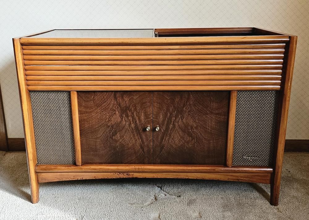 Magnavox Mid Century Walnut Stereo Console (1 of 14)