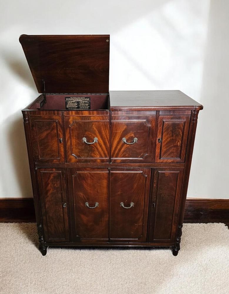 Stromberg-Carlson Model 935-PF Radio and Phonograph Console (1 of 16)