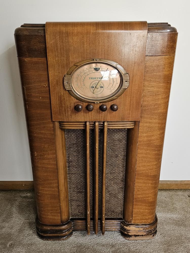 Truetone Model D 699 Console Tube Radio (1 of 13)