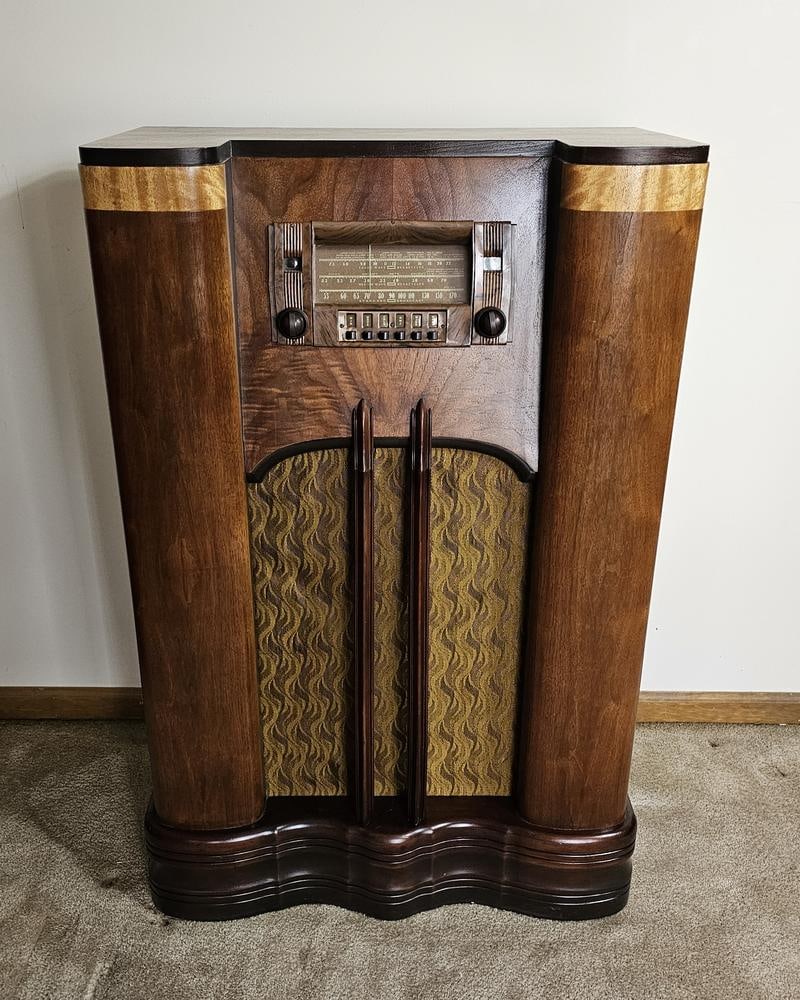 RCA Victor Model 87K1 Art Deco Console Radio (1 of 12)