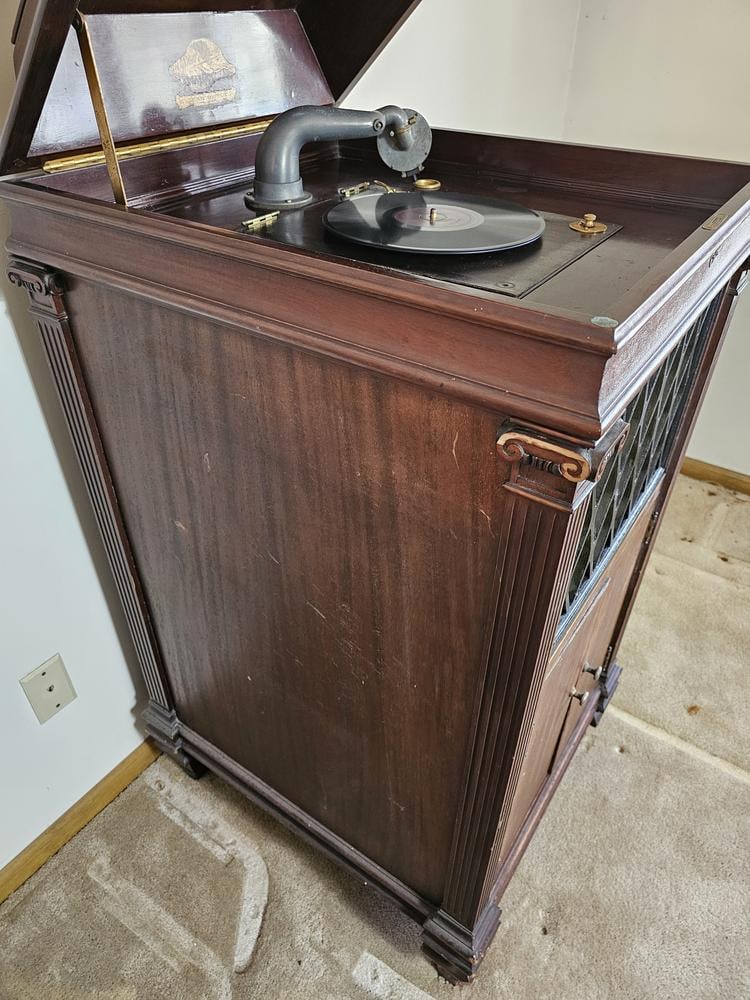 A Shell-o-Phone Floor-Standing Talking Machine Phonograph - 10