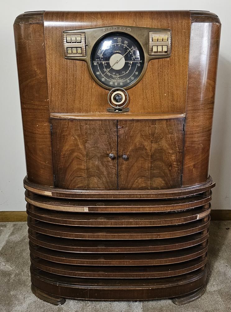 Zenith Console Radio and Phonograph (1 of 20)