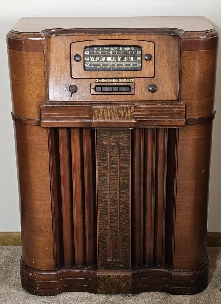 General Electric Model L-916 Art Deco Console Radio (1 of 15)
