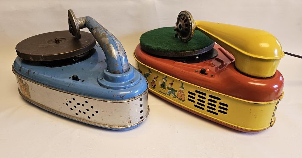 Two Vintage Tin Lithographed Electric Toy Phonographs by Spear and Lindstrom (1 of 13)