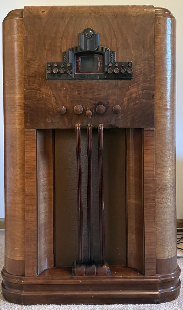 Wards Airline Movie-Dial Art Deco Console Radio (1 of 10)