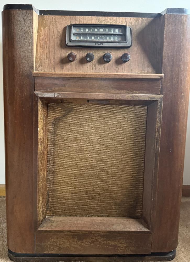 A Montgomery Ward Airline Radio Phonograph Combination (1 of 10)