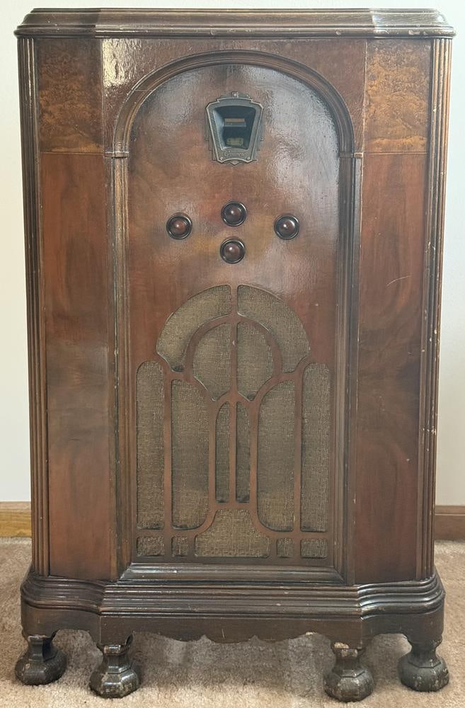 Grunow Model 701 Console Radio: This item is located on the second floor. A mid-1930s Grunow Model 701 superheterodyne console radio manufactured by the General Household Utilities Co. of Chicago. The wooden cabinet features an arch
