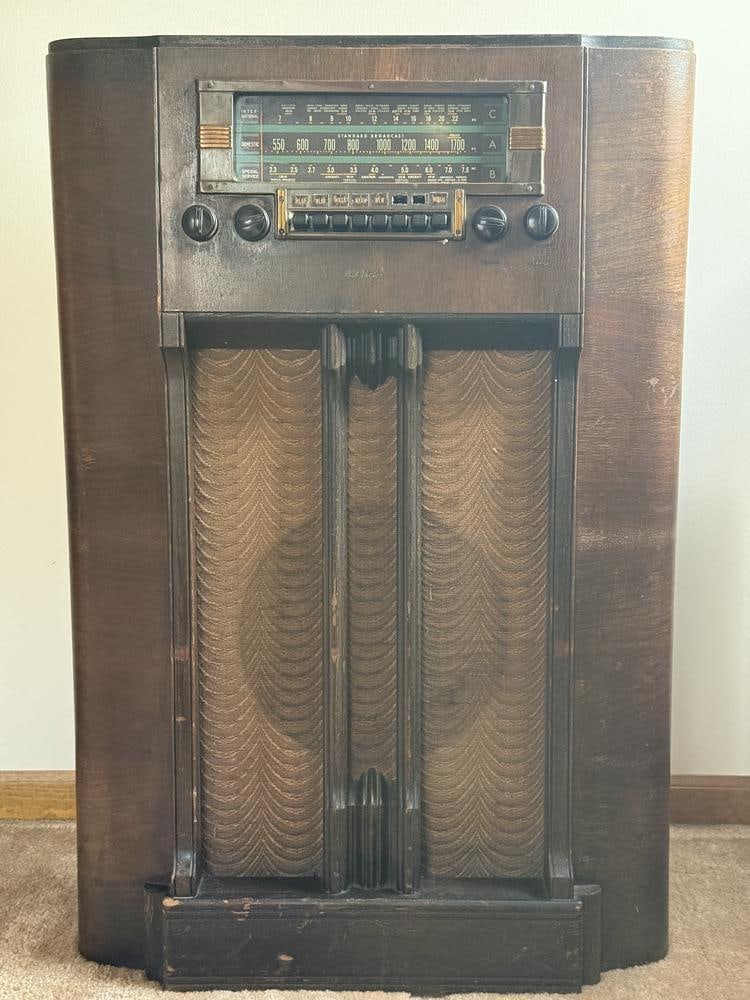 RCA Victor Model K60 Console Radio (1 of 10)