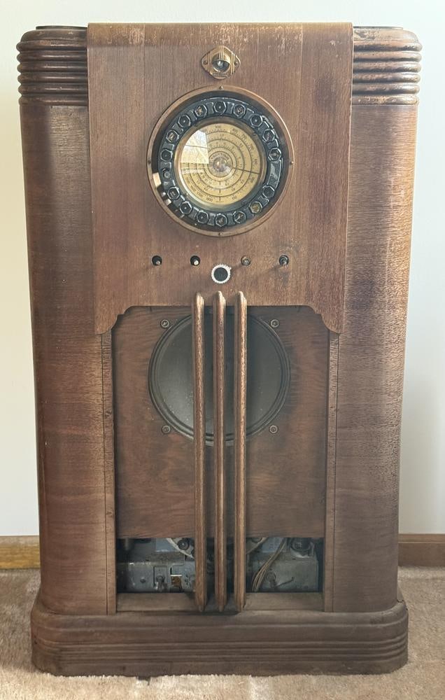 Truetone Model D-698 Art Deco Teledial Console Radio (1 of 9)
