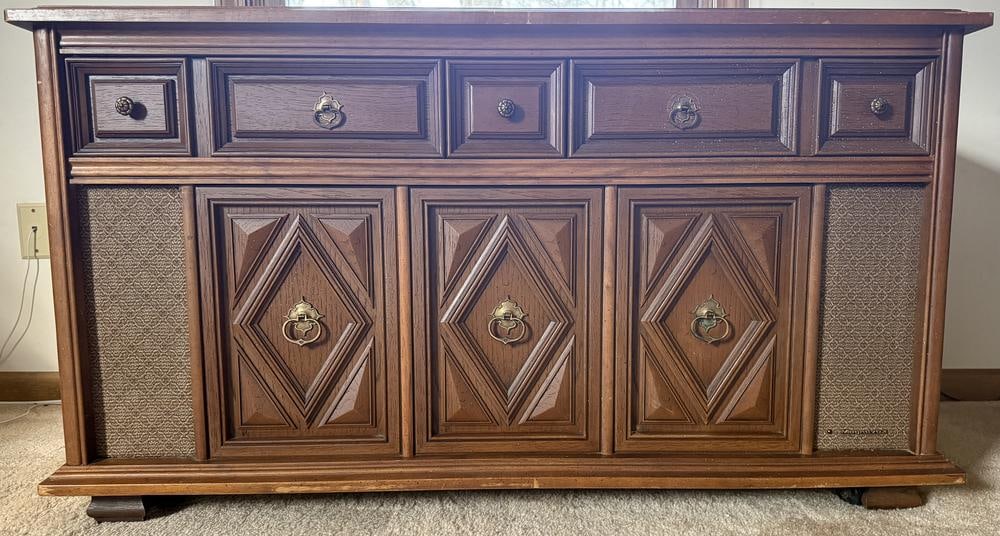 Magnavox Astro-Sonic Mediterranean Style Stereo Console Model 1P3605 (1 of 8)