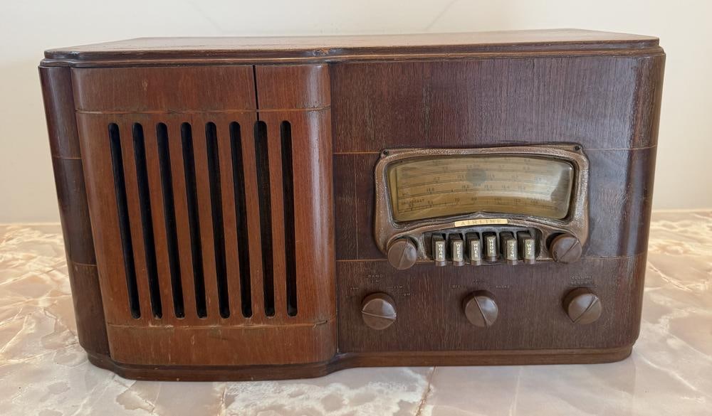 Montgomery Ward Airline Model 04WG-803B Tabletop Tube Radio (1 of 6)