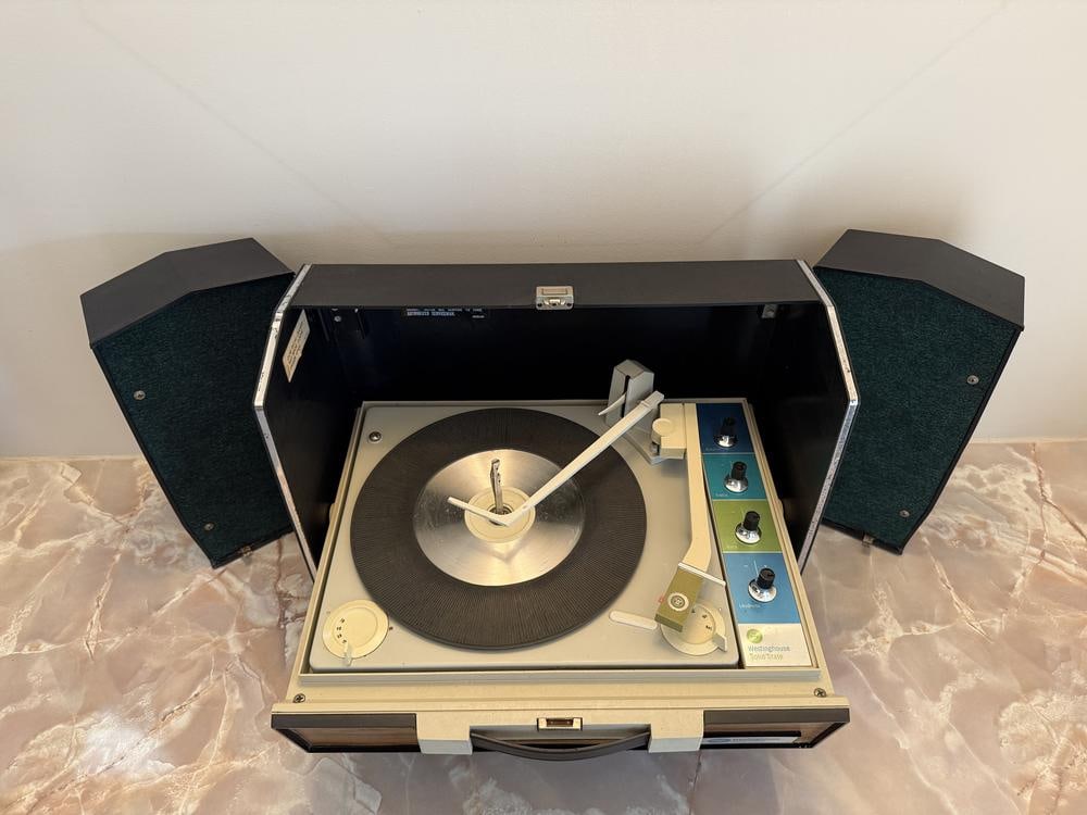 Vintage General Electric Wildcat Solid State Portable Record Player (1 of 4)