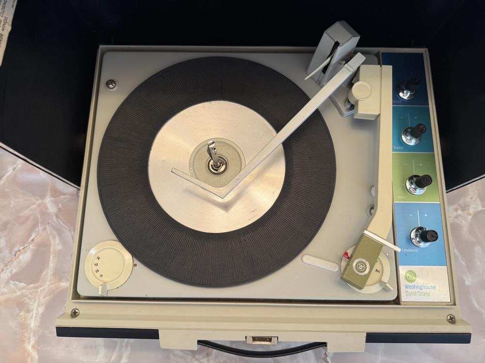 Vintage General Electric Wildcat Solid State Portable Record Player - 2