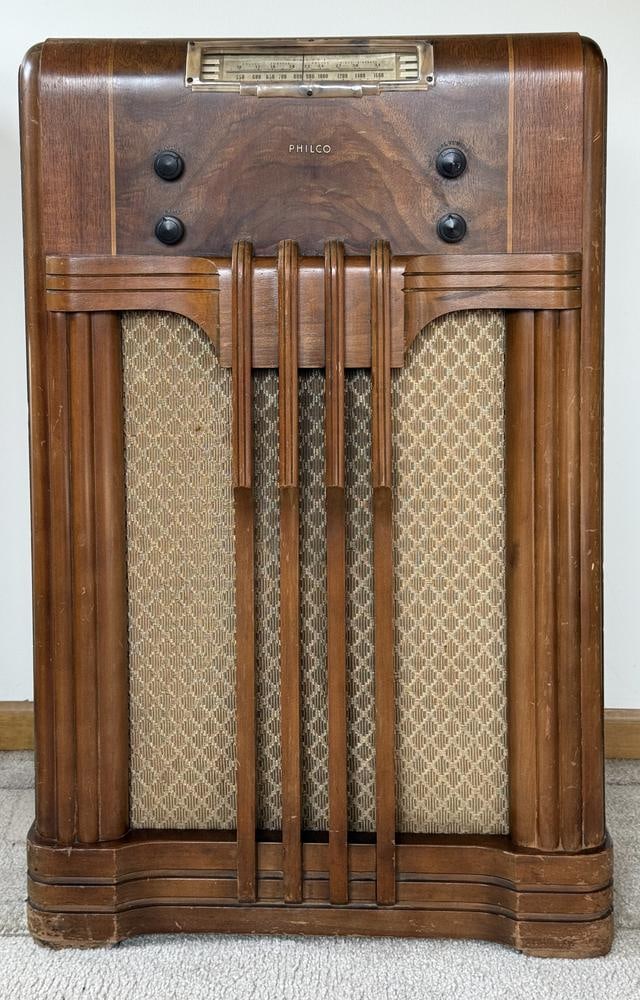 Philco Model 40-158 Art Deco Console Floor Radio: This item is located on the second floor. This Philco Model 40-158 console floor radio, manufactured circa 1940, features a wooden Art Deco style cabinet with book-matched veneers and a patterned