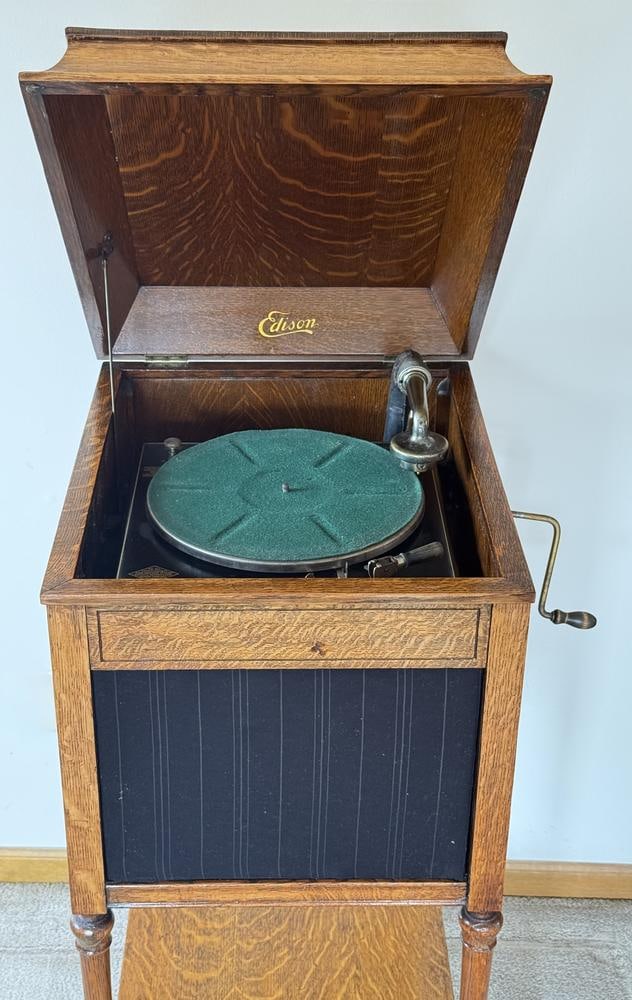 Edison Diamond Disc Phonograph in Quarter-Sawn Oak Cabinet (1 of 11)