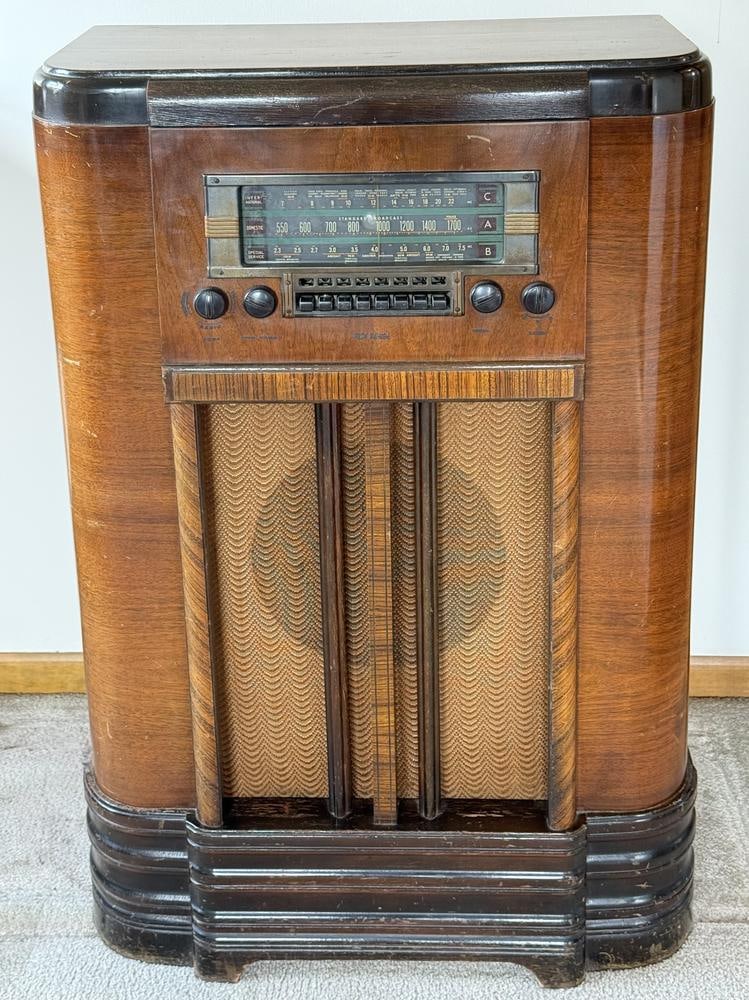 RCA Victor Model K80 Art Deco Console Radio (1 of 8)