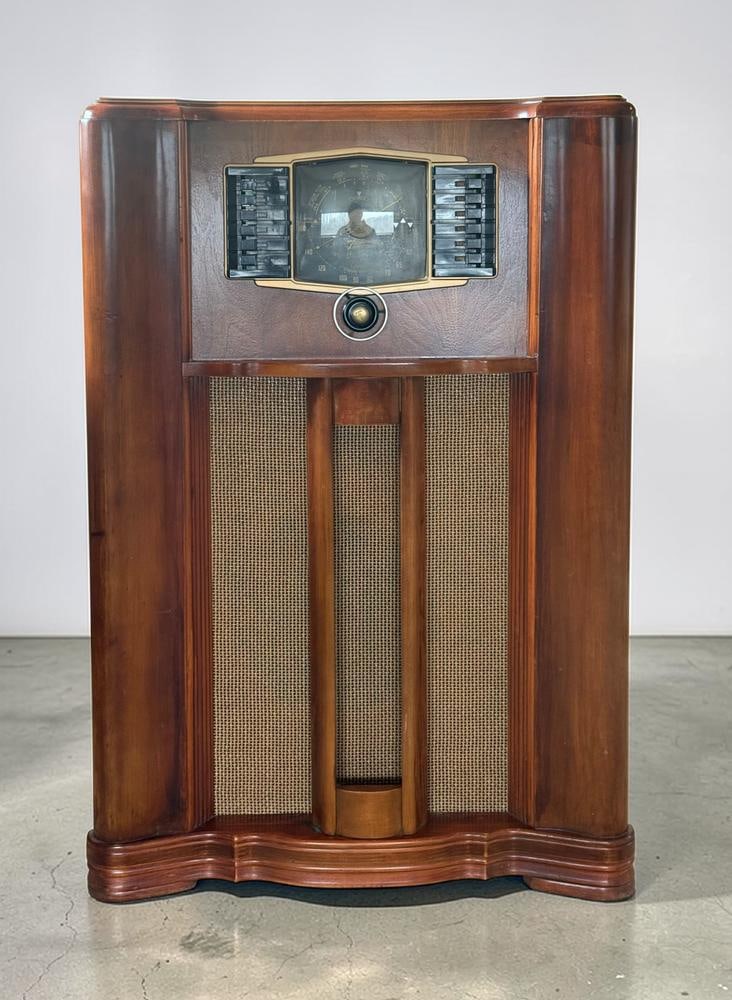 Zenith Model 10-S-669 Console Radio (1 of 9)