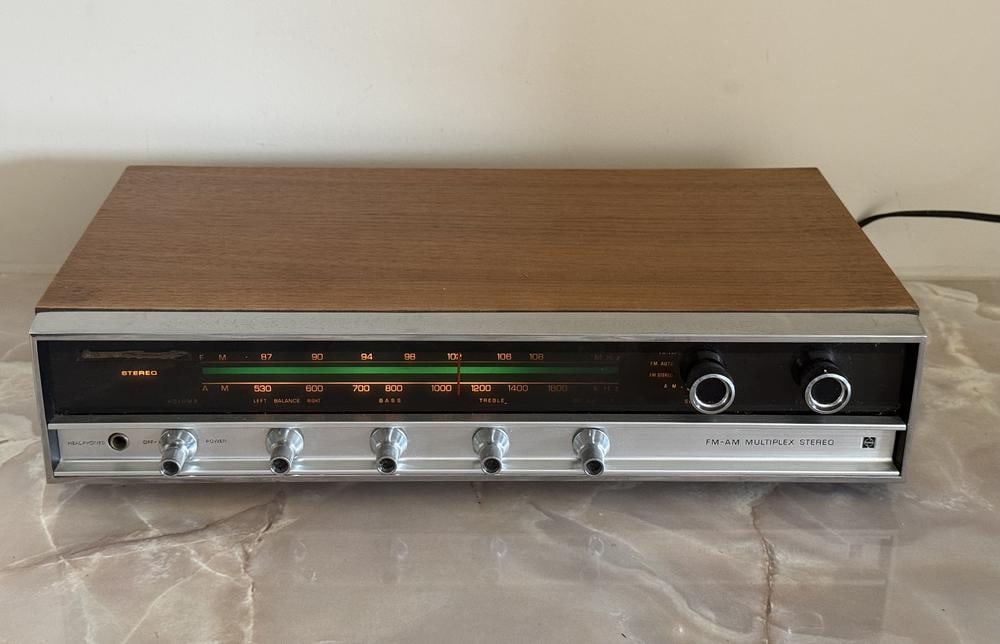 Panasonic RE-7670 FM-AM Multiplex Stereo Receiver: This item is located on the second floor. Panasonic Model RE-7670 FM-AM Multiplex Stereo receiver featuring a wood-grain veneer cabinet and a brushed aluminum faceplate. The front panel is equipped