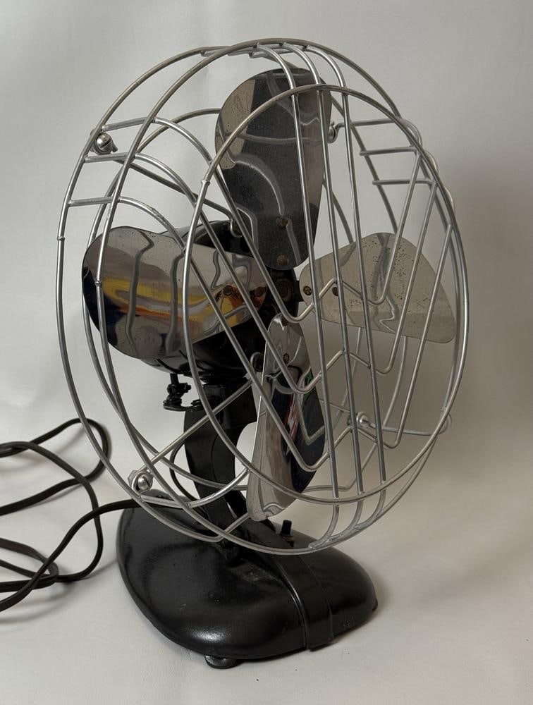 A 1940s Electrex Model X654 Oscillating Desk Fan for United Drug Co. (1 of 4)