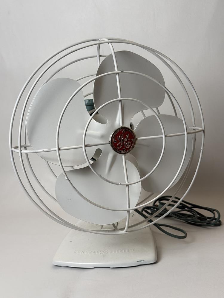 Vintage General Electric Oscillating Desk Fan (1 of 5)
