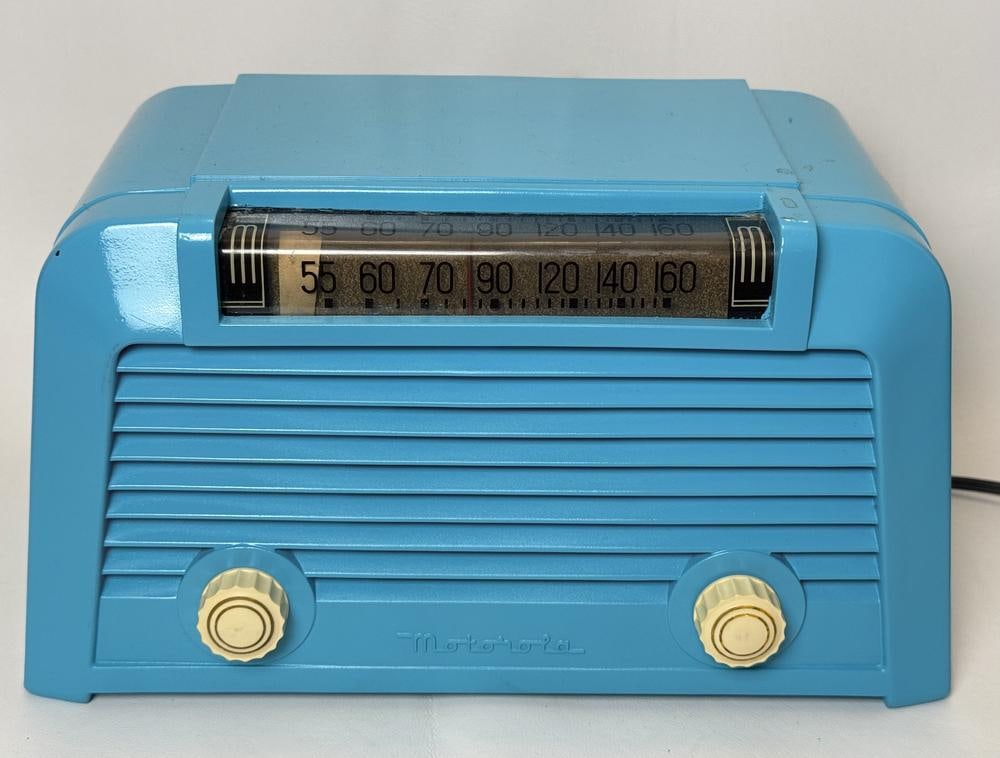 1950 Motorola Model 57X12 Cerulean Blue Tabletop Radio (1 of 6)