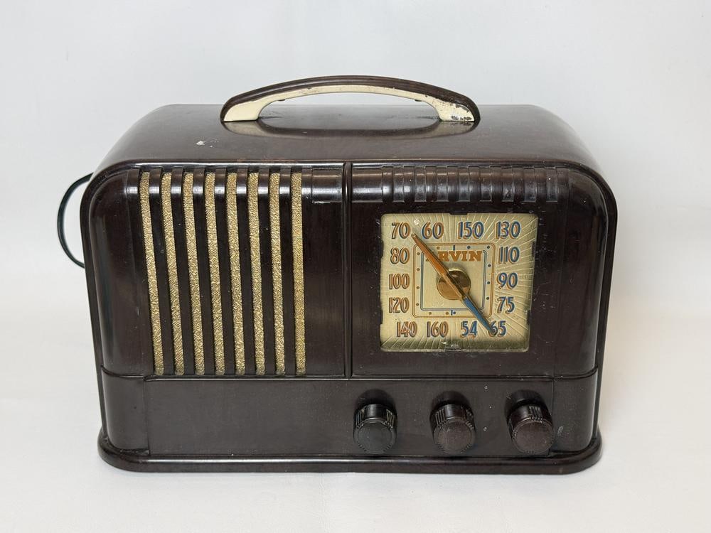 Arvin Model 664 Bakelite Tabletop Radio (1 of 7)
