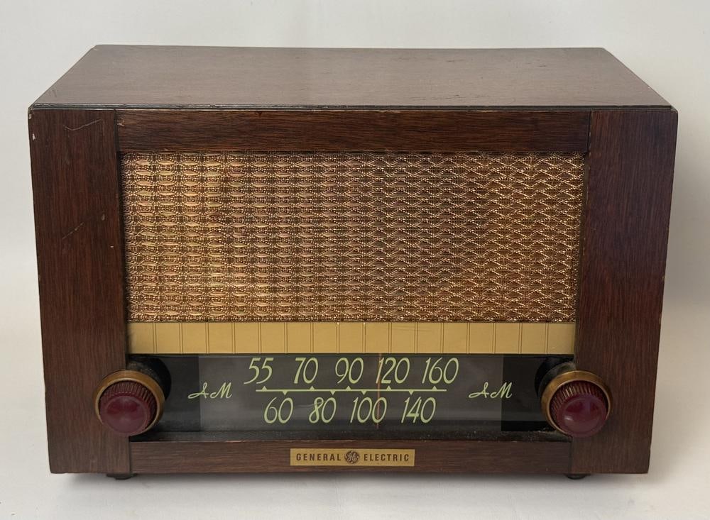 General Electric Model 410 Wood Case Table Radio Circa 1951 (1 of 6)