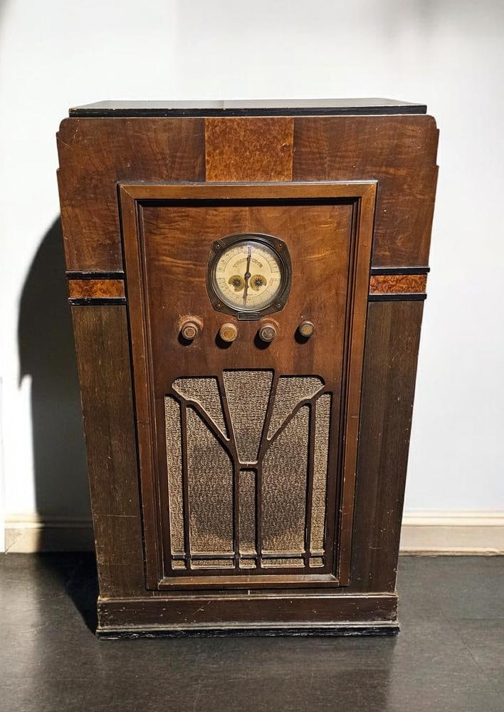 Truetone Art Deco Walnut Veneer Floor Console Radio (1 of 8)