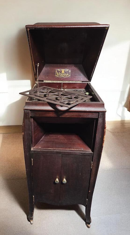 Vitanola Type 8 Floor-Standing Talking Machine (1 of 11)