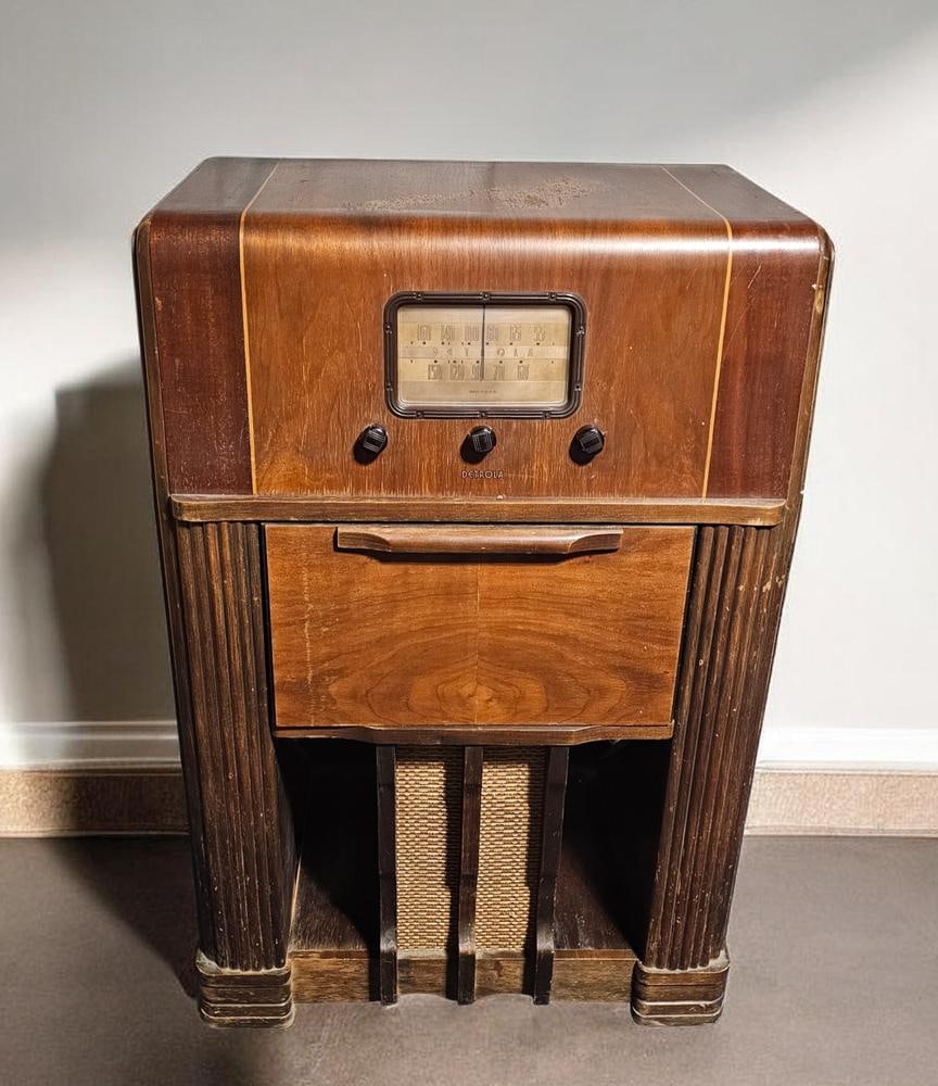 Detrola Art Deco Style Wooden Console Radio and Phonograph Combination (1 of 11)