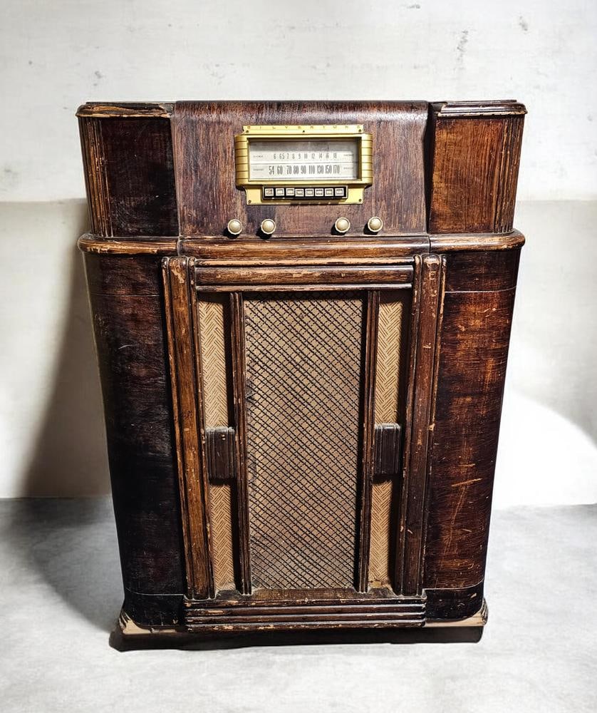 A Silvertone Model 101.672-1B Floor Console Radio for Sears, Roebuck and Co. (1 of 13)