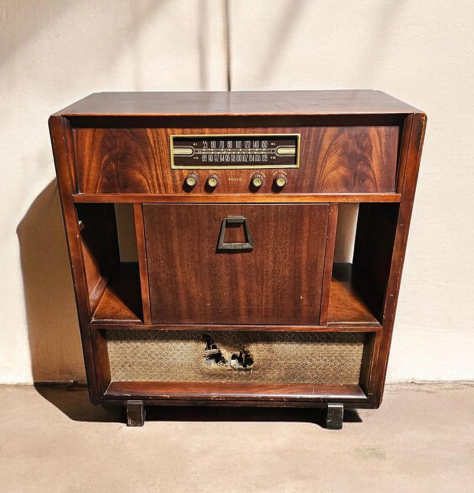 A Philco Model 50-1723 Console Radio and Record Player (1 of 10)