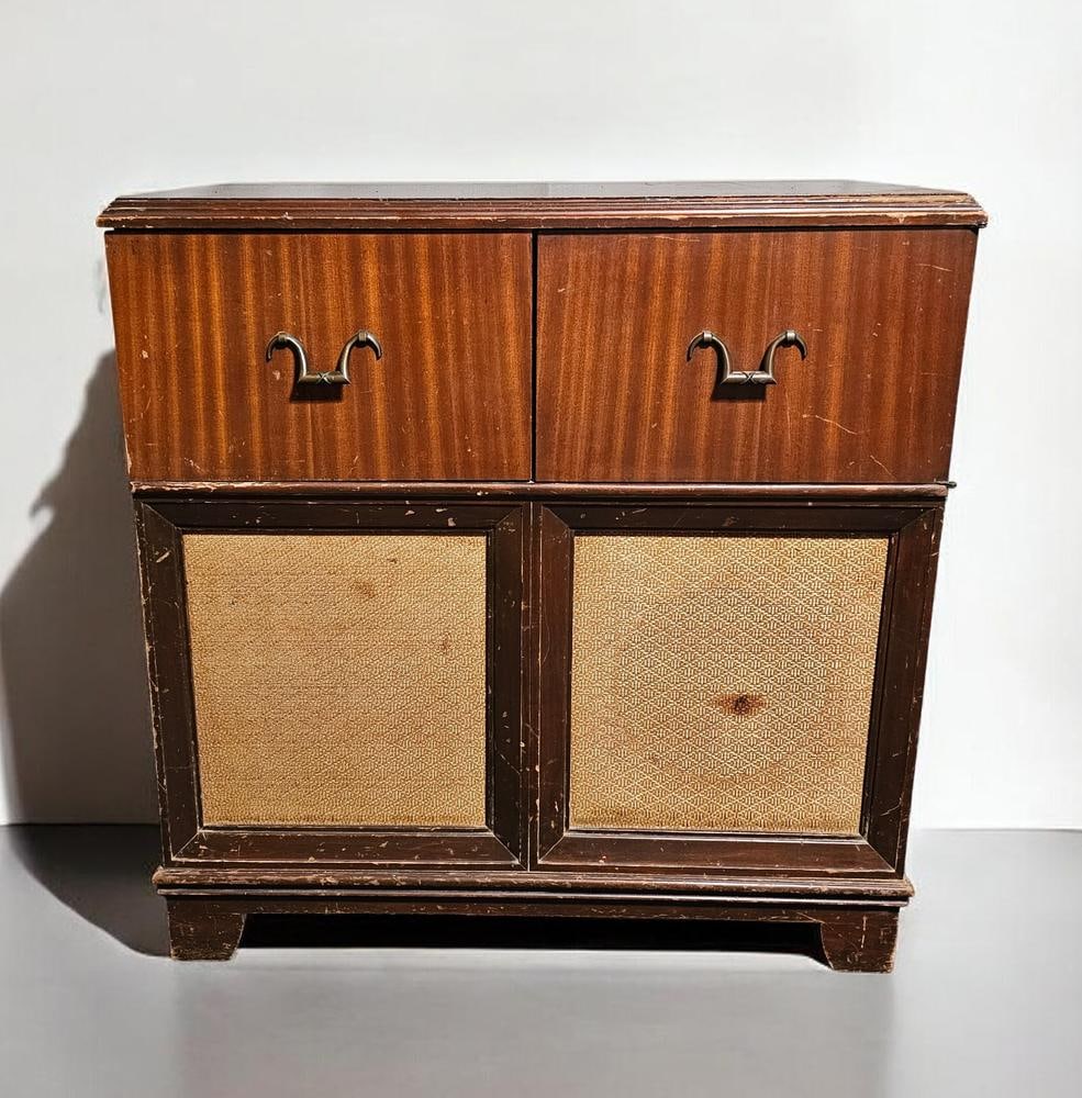 A Crosley Model 9-212M Radio and Phonograph Console (1 of 13)