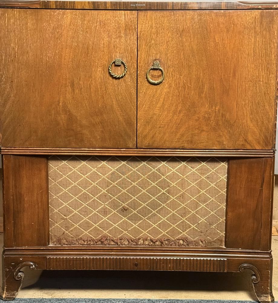 RCA Victor Victrola Radio and Phonograph Console (1 of 6)