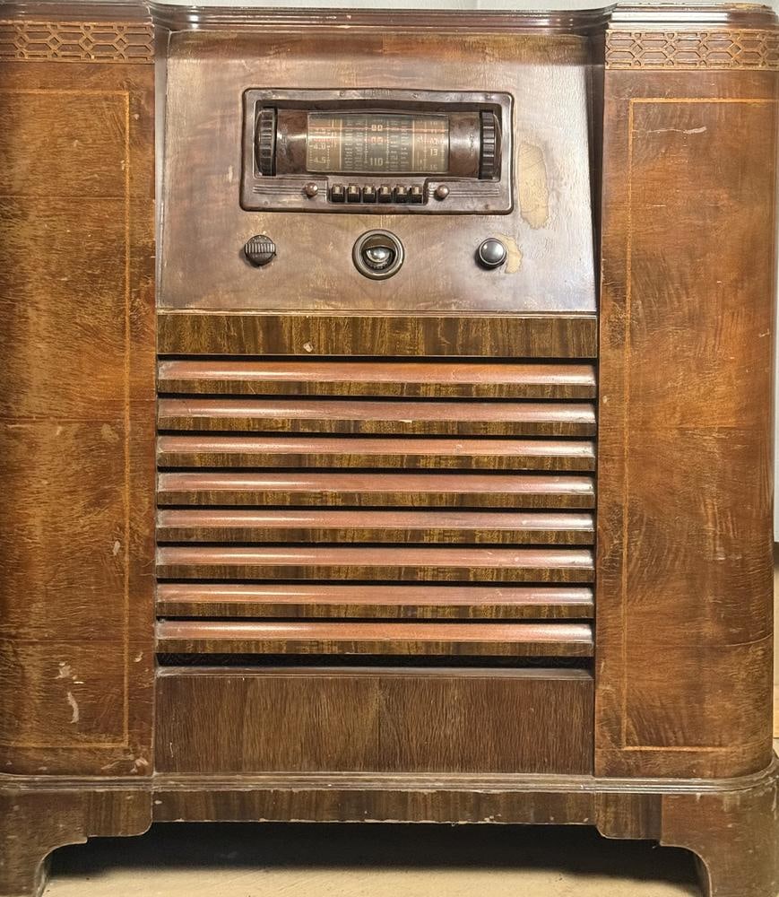 Montgomery Ward Airline Model 93WG-1001A Console Radio (1 of 5)