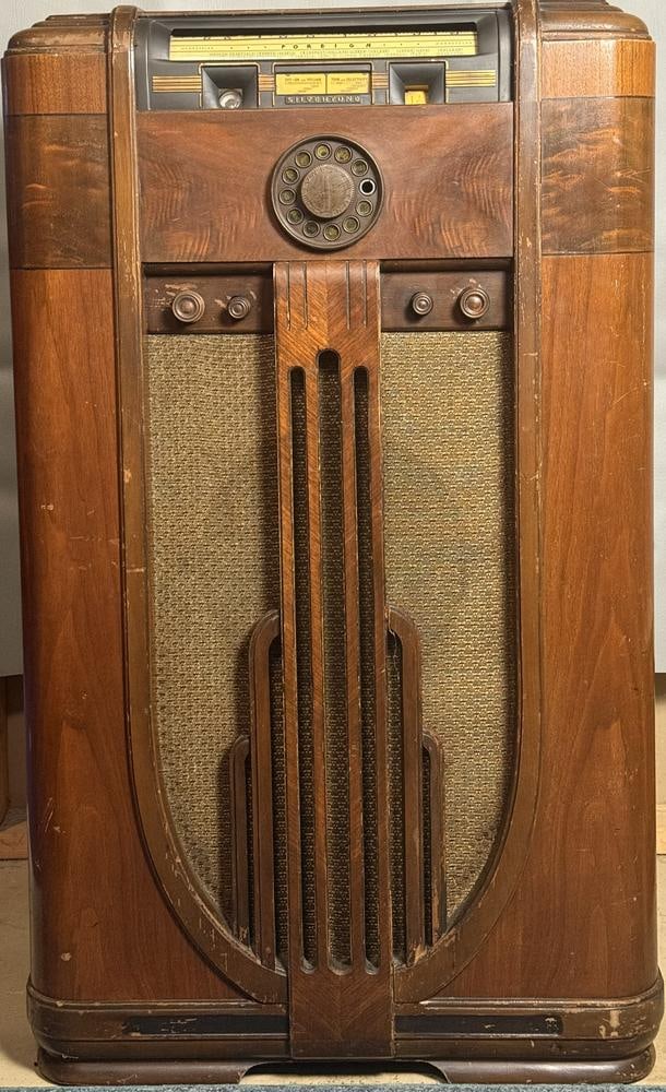 Silvertone Model 4787 Art Deco Console Radio (1 of 10)