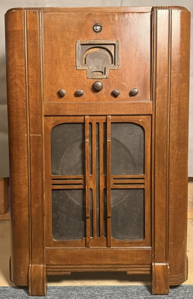 RCA Victor Model 9K Art Deco Console Radio (1 of 8)